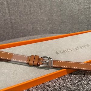 Hermes Apple Watch Series 8 band in Gold.